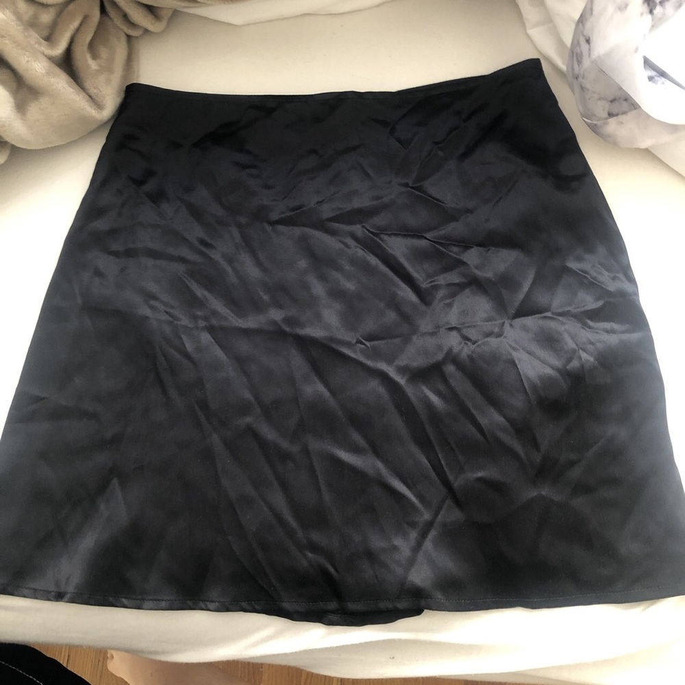 REFORMATION BRAND NEW SILK MINI - Picture 3 of 3